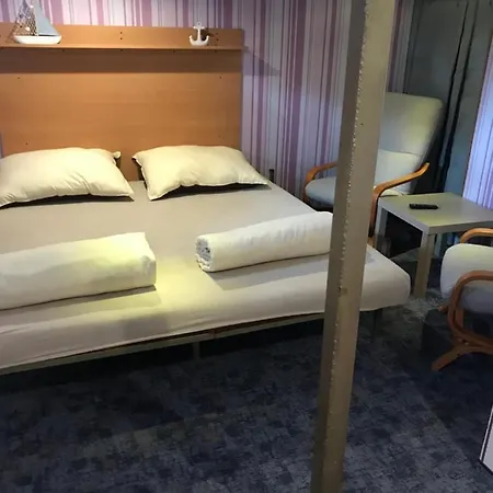 Úszó hotel Kalozhajo
